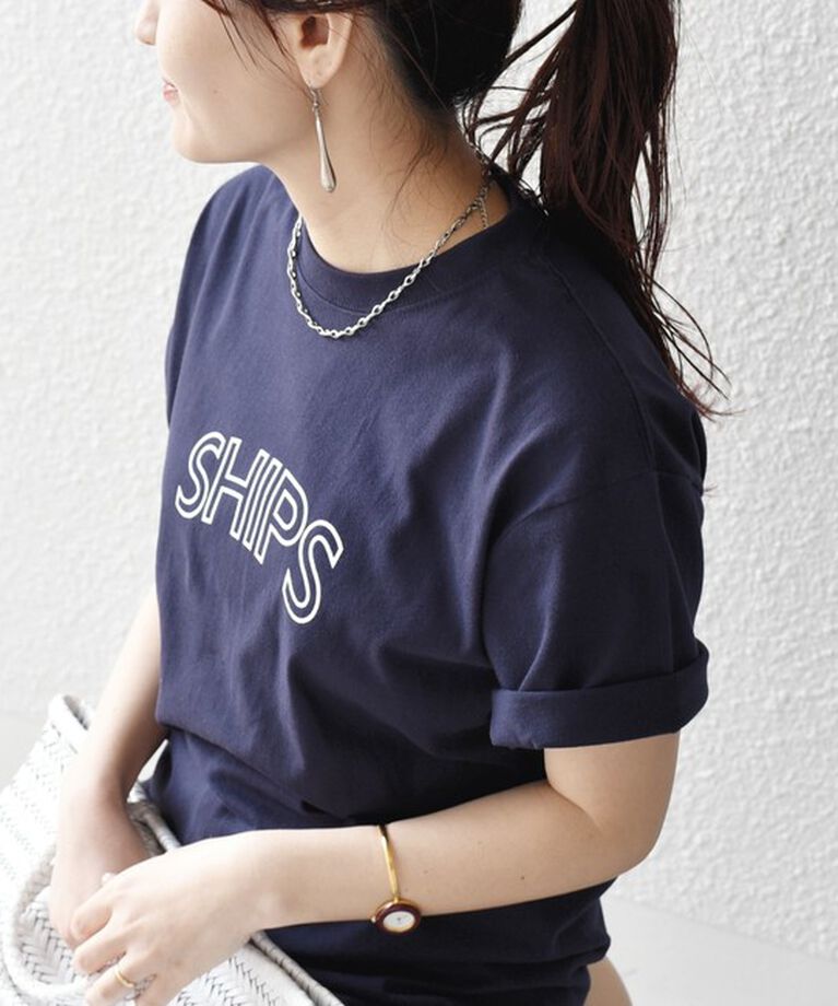 SHIPS for women「《一部追加予約》【WEB限定】 SHIPS ラウンド プリント ロゴ TEE」|Tシャツ・カットソー|ネイビー