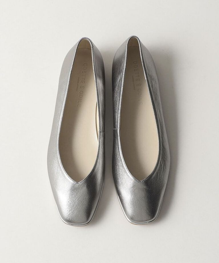 ODETTE E ODILE「ソフトVカット フラット15↓↑」|パンプス|SILVER