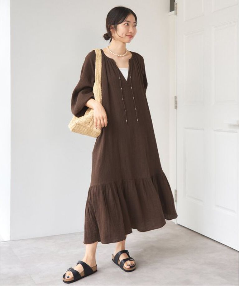 IENA「《予約》SARA MALLIKA × IENA 別注 DRESS」|ワンピース|ブラウン