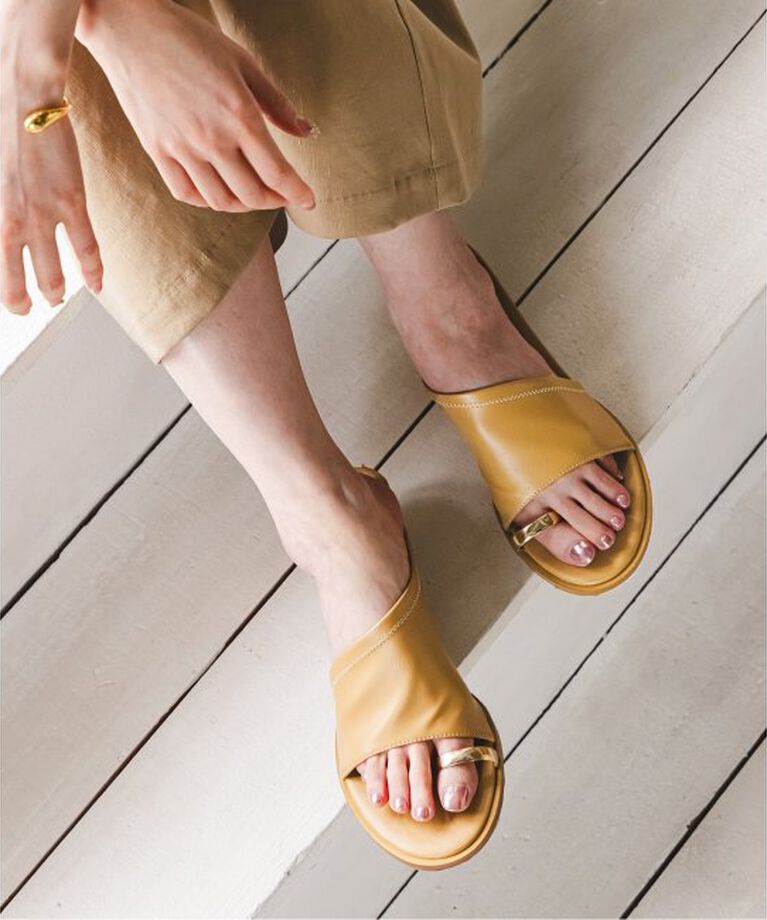 NOBLE「《WEB限定追加予約2》LE VERNIS/ルベルニ Toe ring sandals」|サンダル|ベージュ