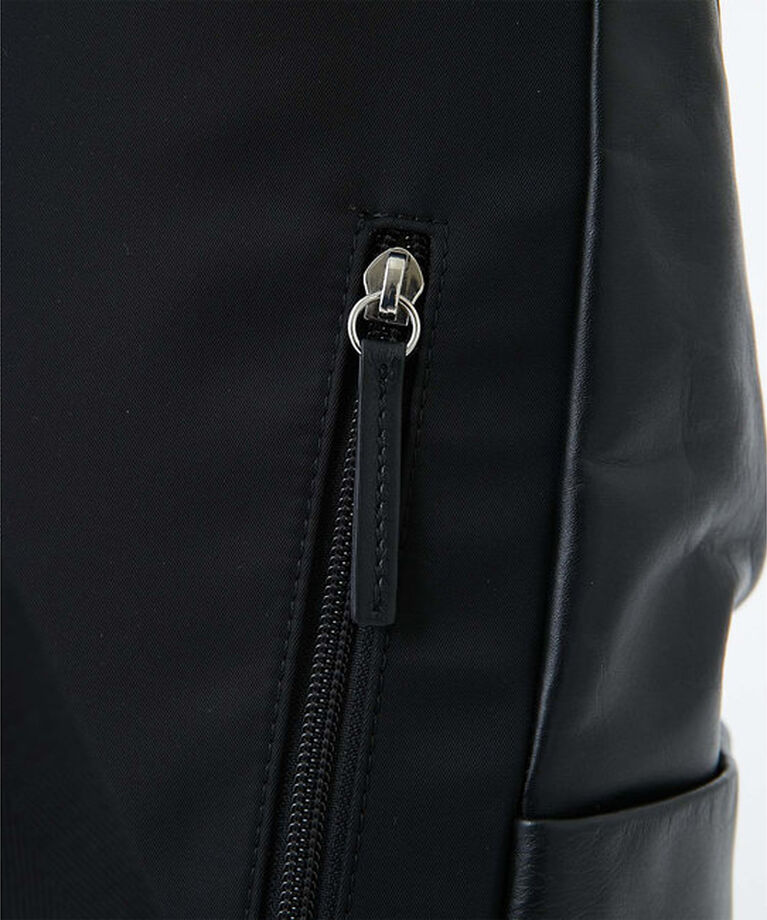  「【ベストセラーアイテム】レザーバックパック」|リュック|