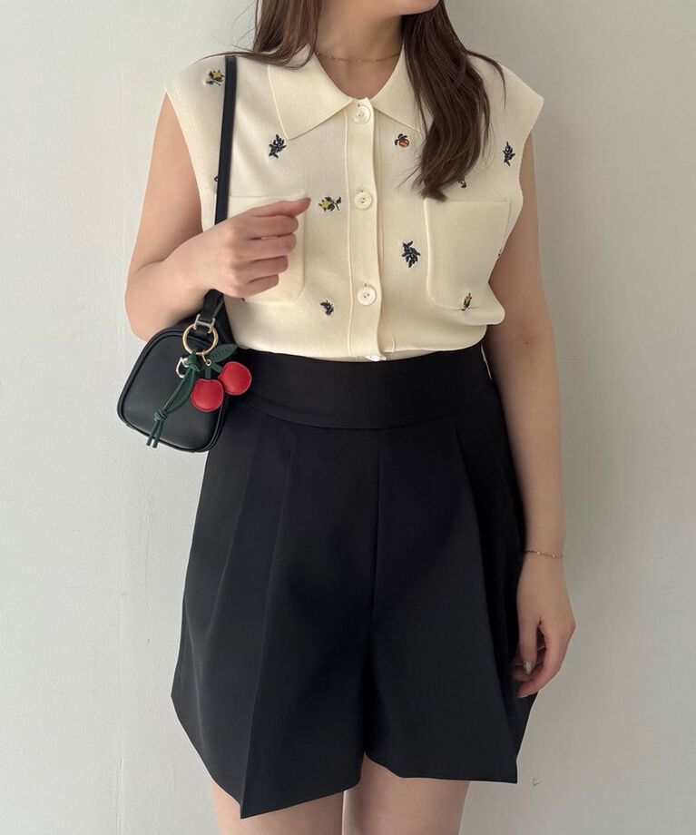 FRAY I.D「フルーツ刺繍ポロカラーノースリニットジレ／接触冷感」|ダウンベスト・ベスト|