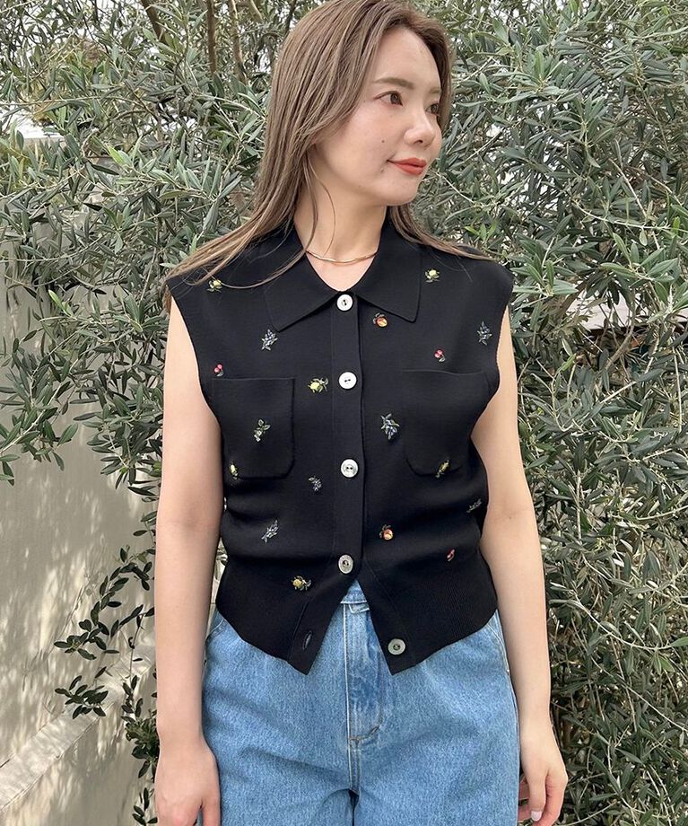 FRAY I.D「フルーツ刺繍ポロカラーノースリニットジレ／接触冷感」|ダウンベスト・ベスト|