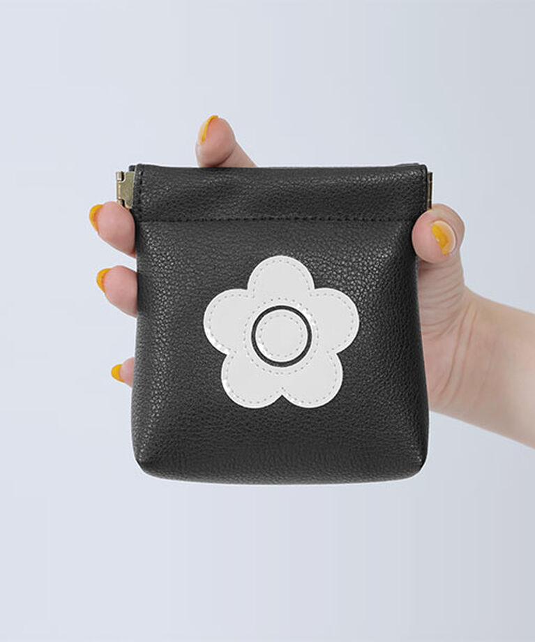 MARY QUANT「エナメルアイコンデイジーパッチ バネクチポーチ」|ポーチ|ブラック