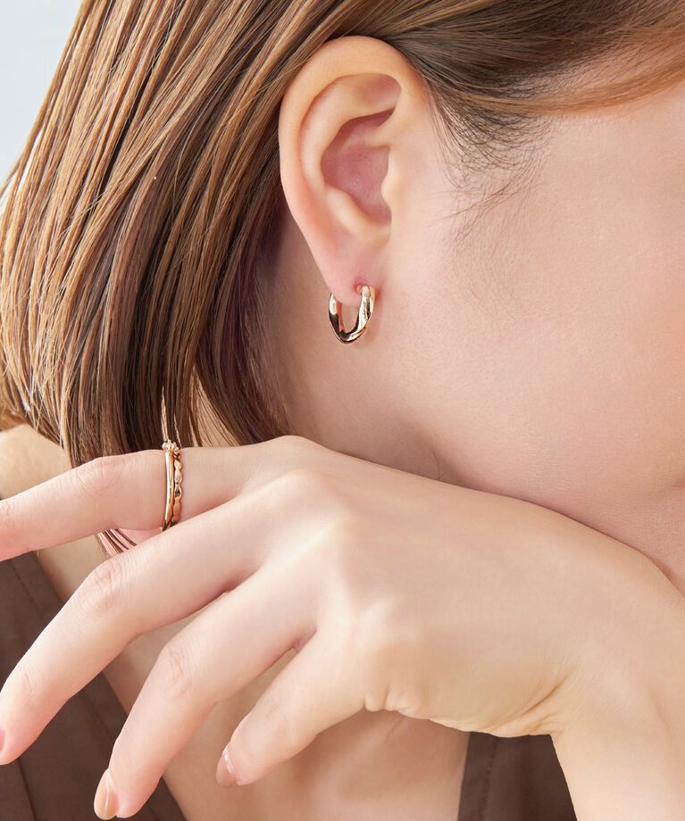 Phoebe「【金属アレルギー対応】ウェーブフープセラミックピアス　シャンパンゴールド」|ピアス|