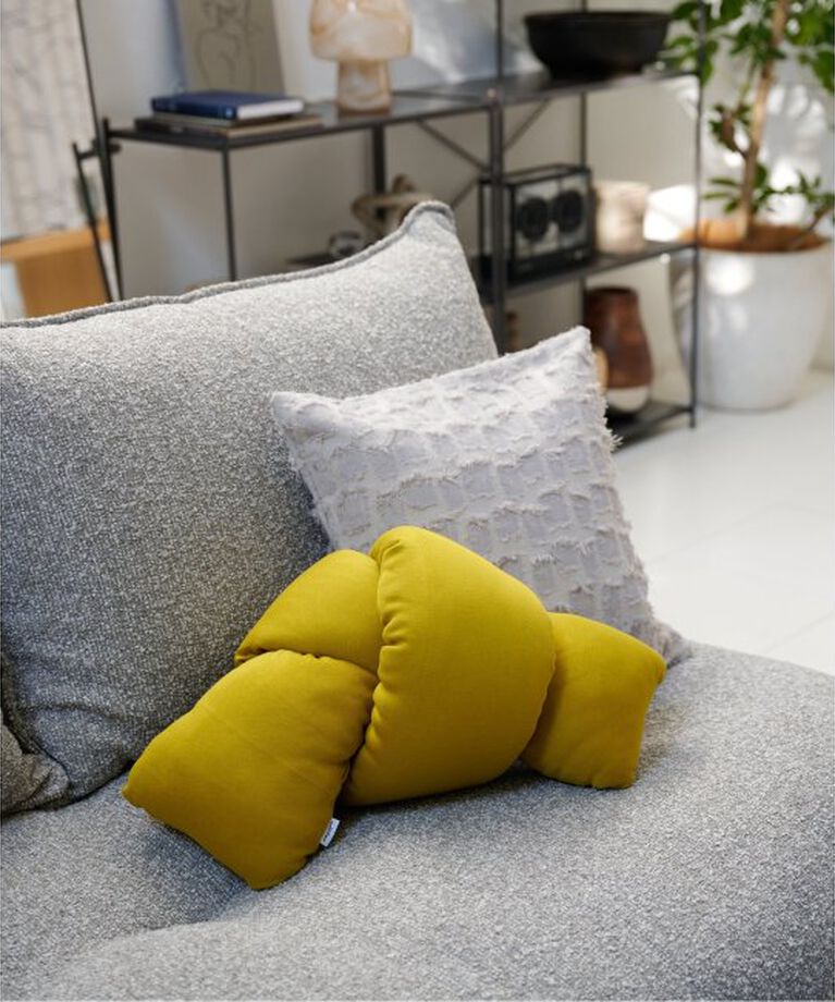 journal standard Furniture「TWIST CUSHION　クッション」|クッション・クッションカバー|マスタード