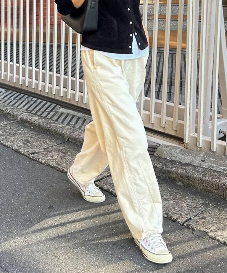 fredy emue「コーデュロイ イージーカーブパンツ」|チノ|オフホワイト