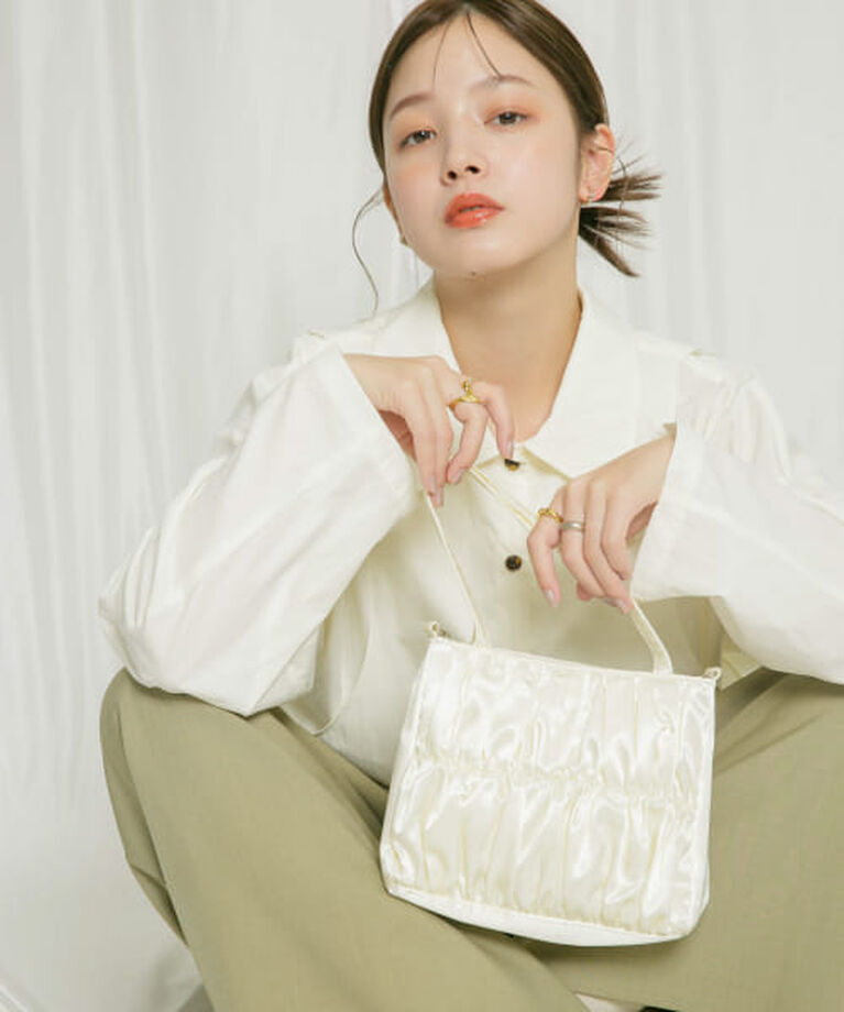  「KBF サテンギャザーハンドBAG」|ハンドバッグ|IVORY