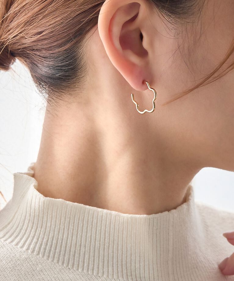 Phoebe「メタルフラワーフープピアス」|ピアス|