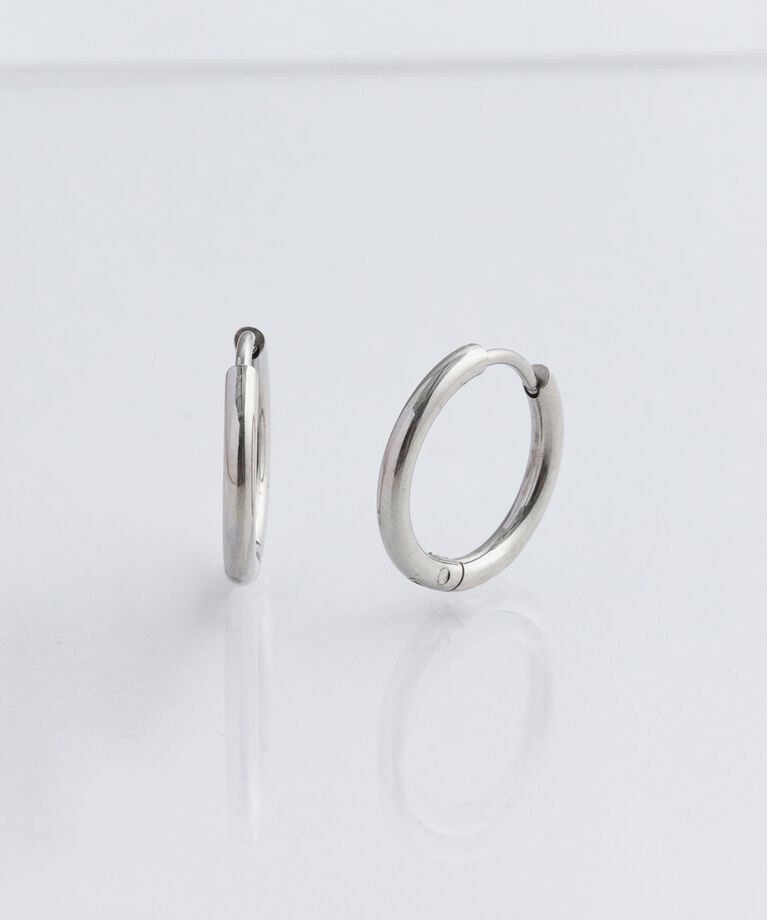Phoebe「【金属アレルギー対応】ワンタッチミディアムフープピアス　シルバー/サージカルステンレス」|ピアス|