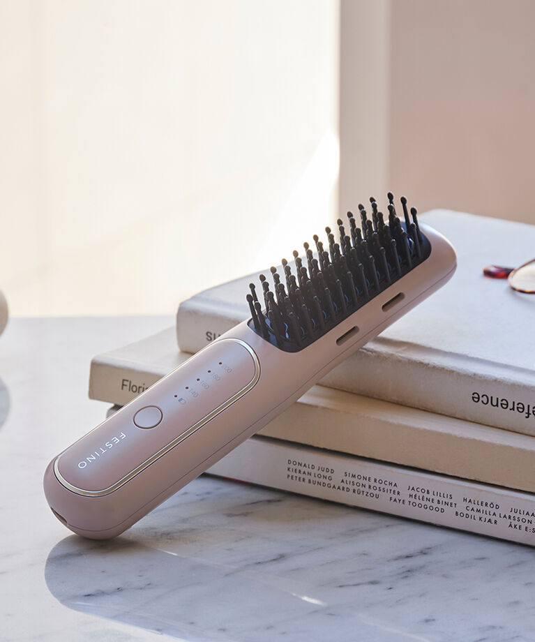 FESTINO「フェスティノ 充電式 スタイリング ヒーターブラシ」|ヘアスタイリング|サンドベージュ