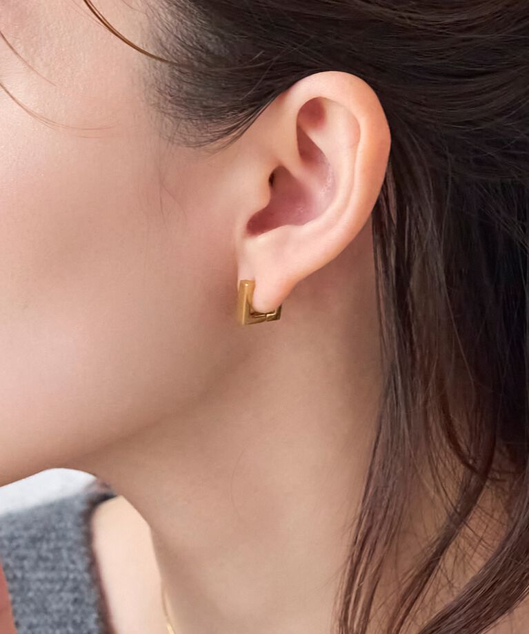 Phoebe「【金属アレルギー対応】ストレートスクエアフープピアス　ゴールド/サージカルステンレス」|ピアス|ゴールド