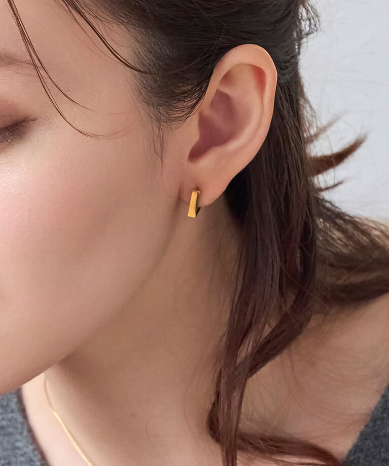 Phoebe「【金属アレルギー対応】ストレートスクエアフープピアス　ゴールド/サージカルステンレス」|ピアス|