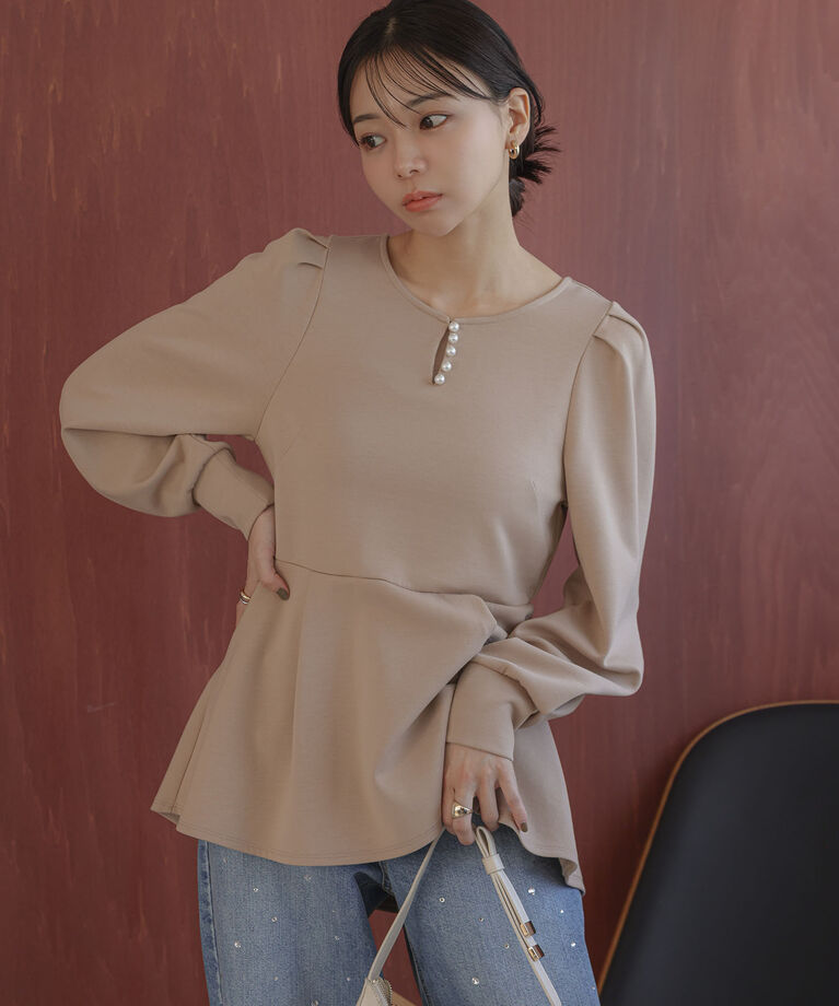 VIS「【スフレタッチシリーズ】フロントパールアクセントペプラムトップス【洗える】」|ニット・セーター|