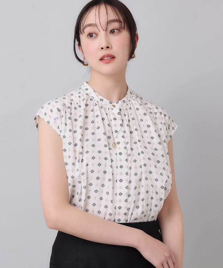 UNTITLED「【セットアップ可能／華やか】バンドカラーネック プリントブラウス」|シャツ・ブラウス|ｵﾌﾎﾜｲﾄ(103)