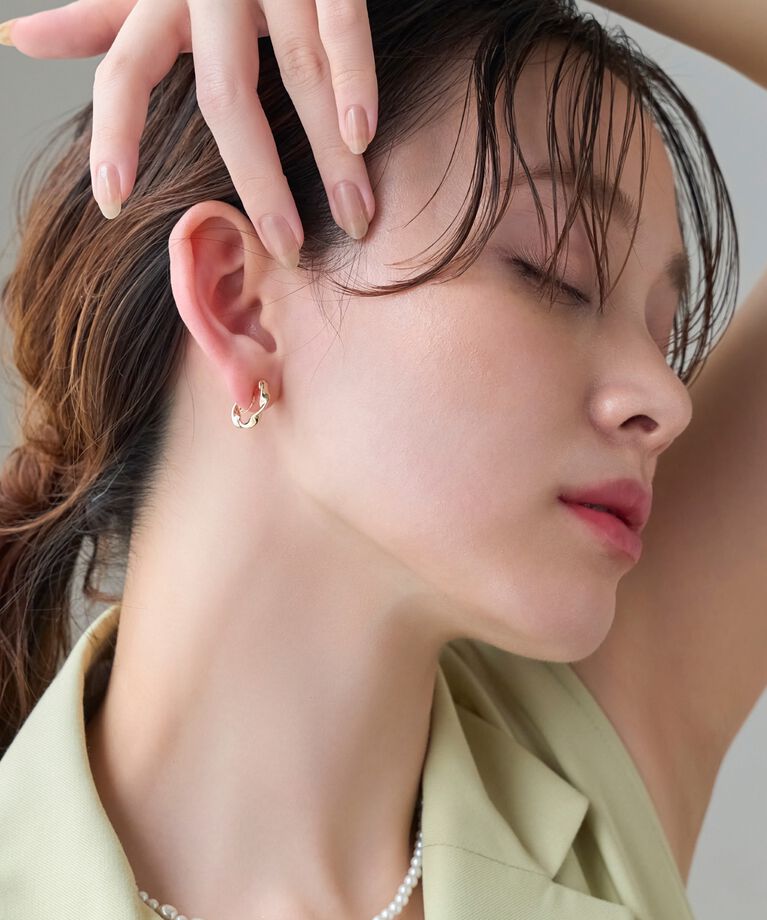 Phoebe「【金属アレルギー対応/痛くないシリーズ】メタルループフィットイヤリング　ゴールド」|イヤリング|
