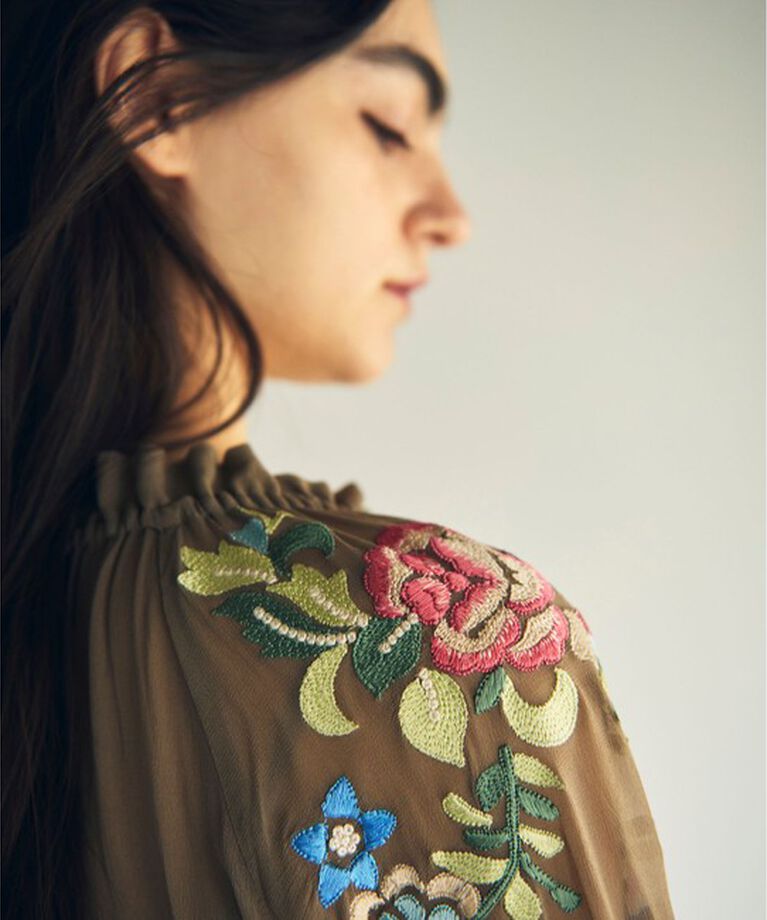 GRACE CONTINENTAL「フラワー刺繍ギャザートップ」|シャツ・ブラウス|