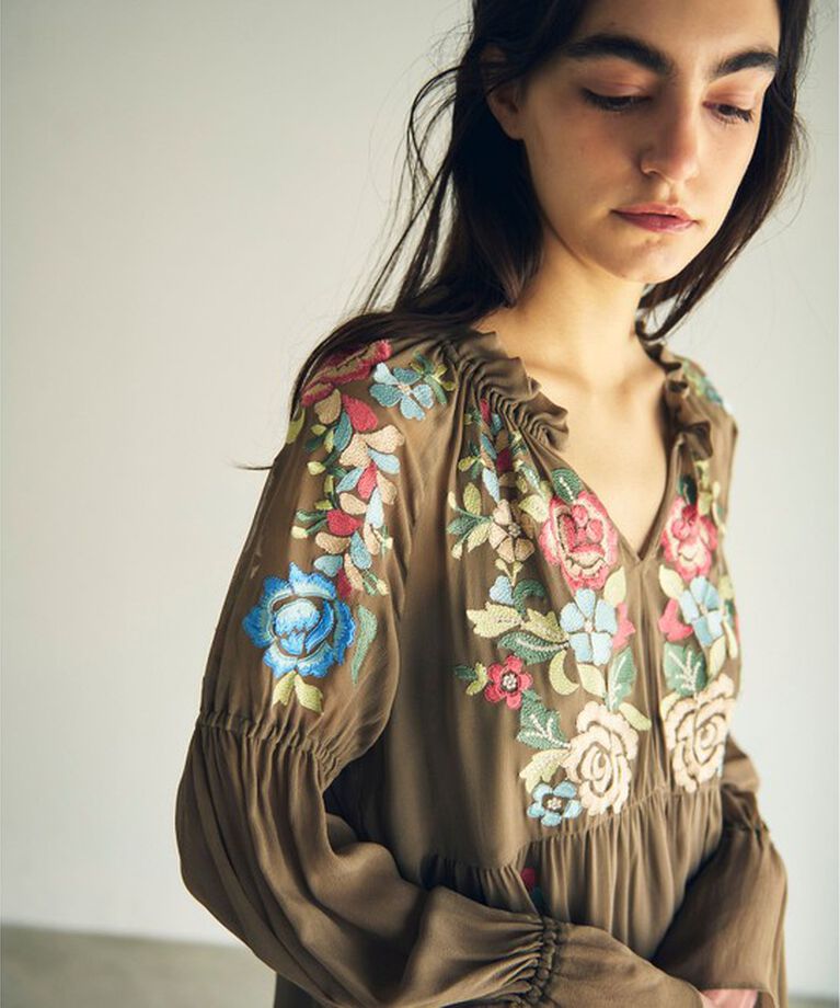 GRACE CONTINENTAL「フラワー刺繍ギャザートップ」|シャツ・ブラウス|
