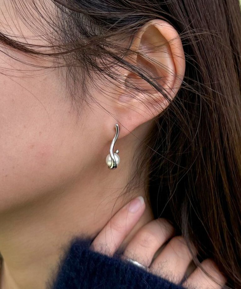 fredy emue「メタルJカールパールピアス」|ピアス|シルバー