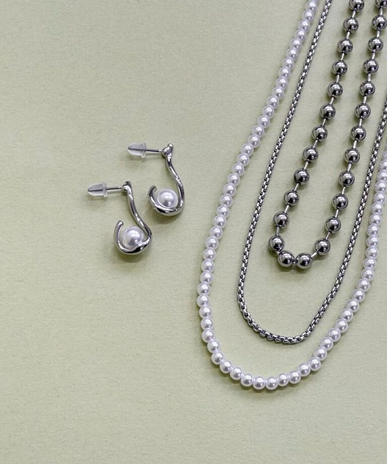fredy emue「メタルJカールパールピアス」|ピアス|