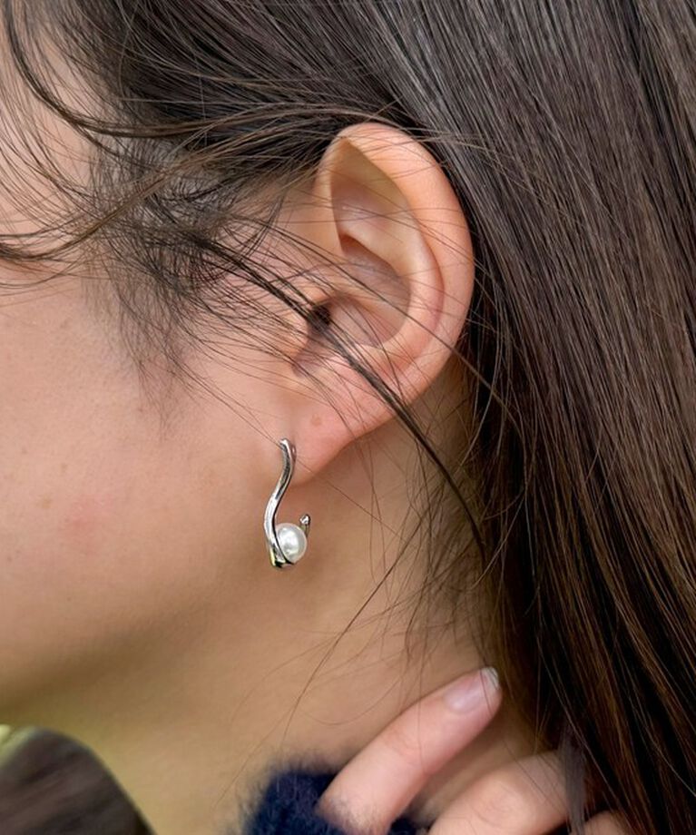 fredy emue「メタルJカールパールピアス」|ピアス|