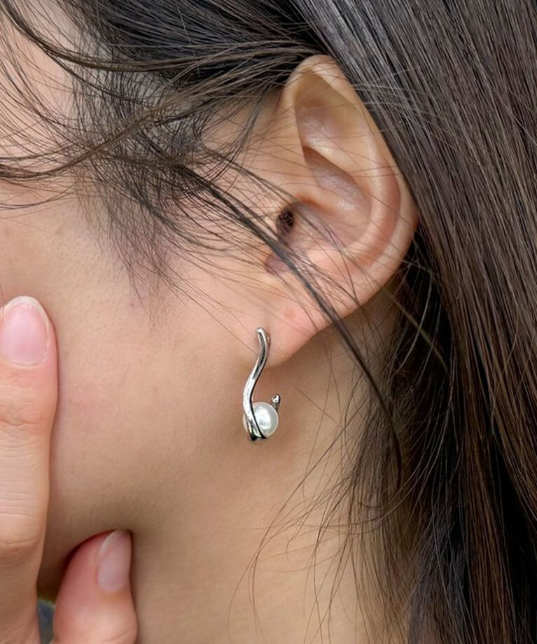 fredy emue「メタルJカールパールピアス」|ピアス|