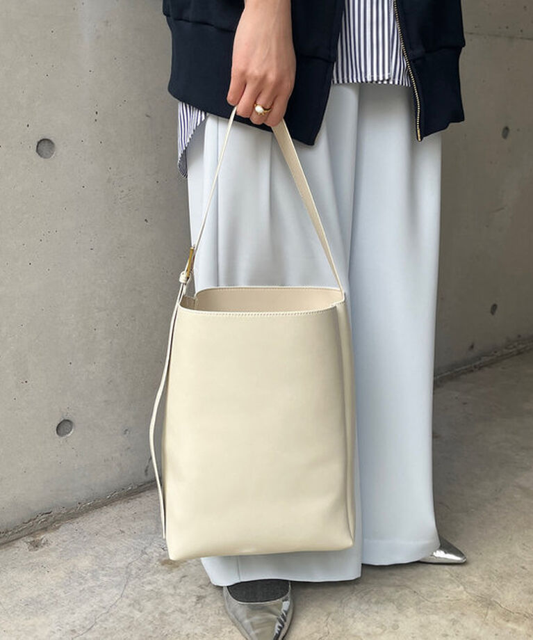  「【WEB限定】アシンメトリーバックル付ホーボーバッグ」|トートバッグ|アイボリー