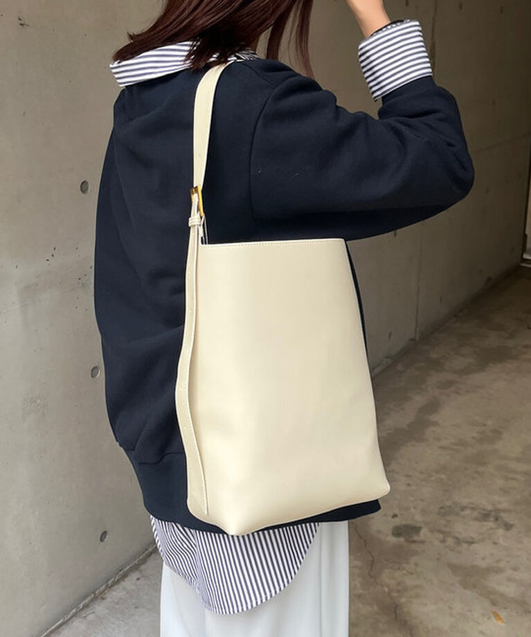  「【WEB限定】アシンメトリーバックル付ホーボーバッグ」|トートバッグ|