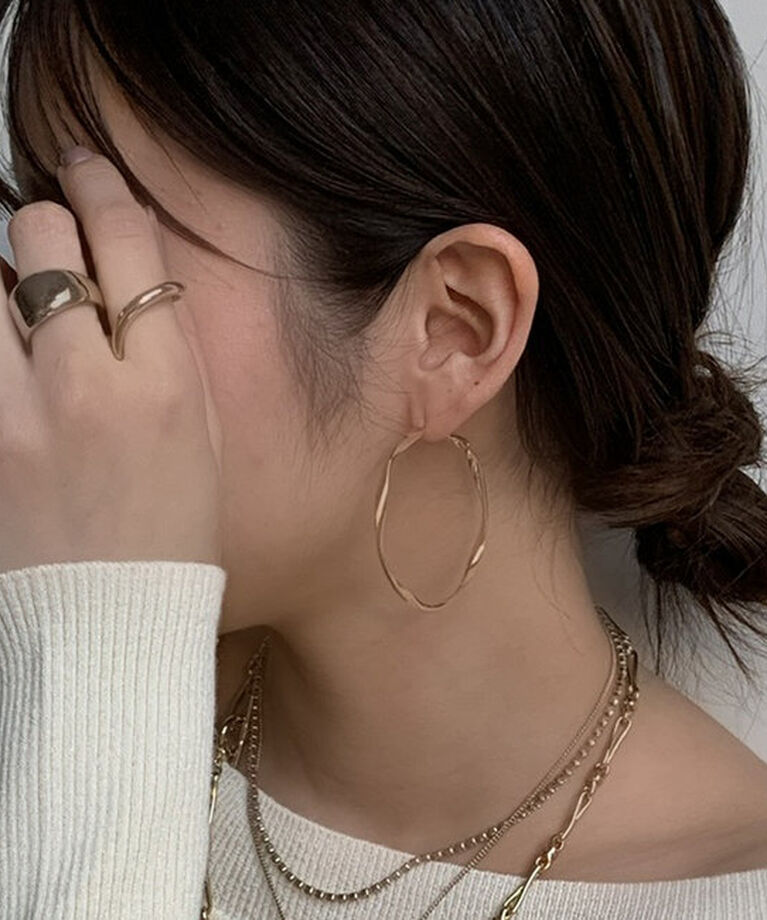  「ヒネリフープピアス」|ピアス|ゴールド