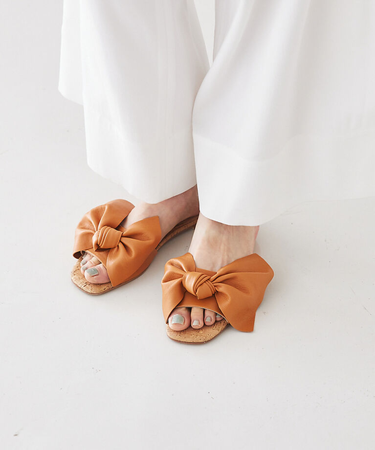 qualite「【PALOMA BARCELO】LEIRE　リボンフラットサンダル」|サンダル|キャメル