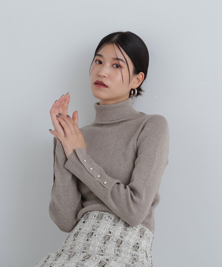  「パールボタンタートルネックニット《WEB限定商品》」|ニット・セーター|ベージュ