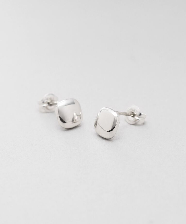COCOSHNIK ONKITSCH「シルバー クッションシェイプ スタッドピアス」|ピアス|