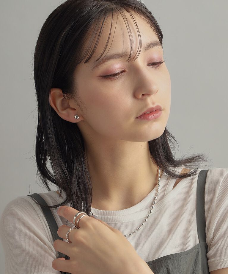 COCOSHNIK ONKITSCH「シルバー クッションシェイプ スタッドピアス」|ピアス|