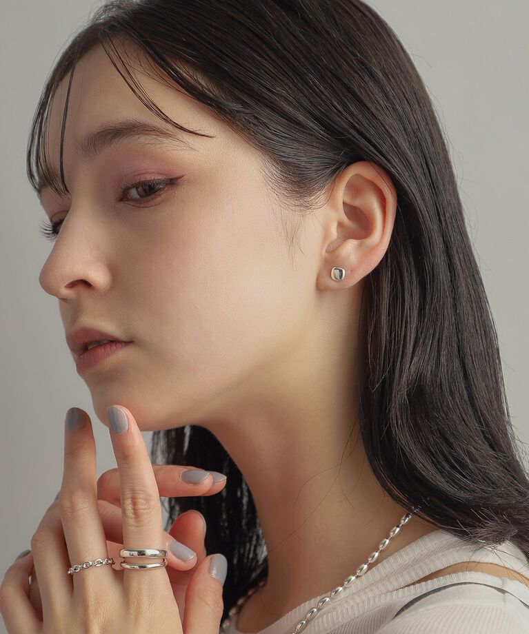 COCOSHNIK ONKITSCH「シルバー クッションシェイプ スタッドピアス」|ピアス|