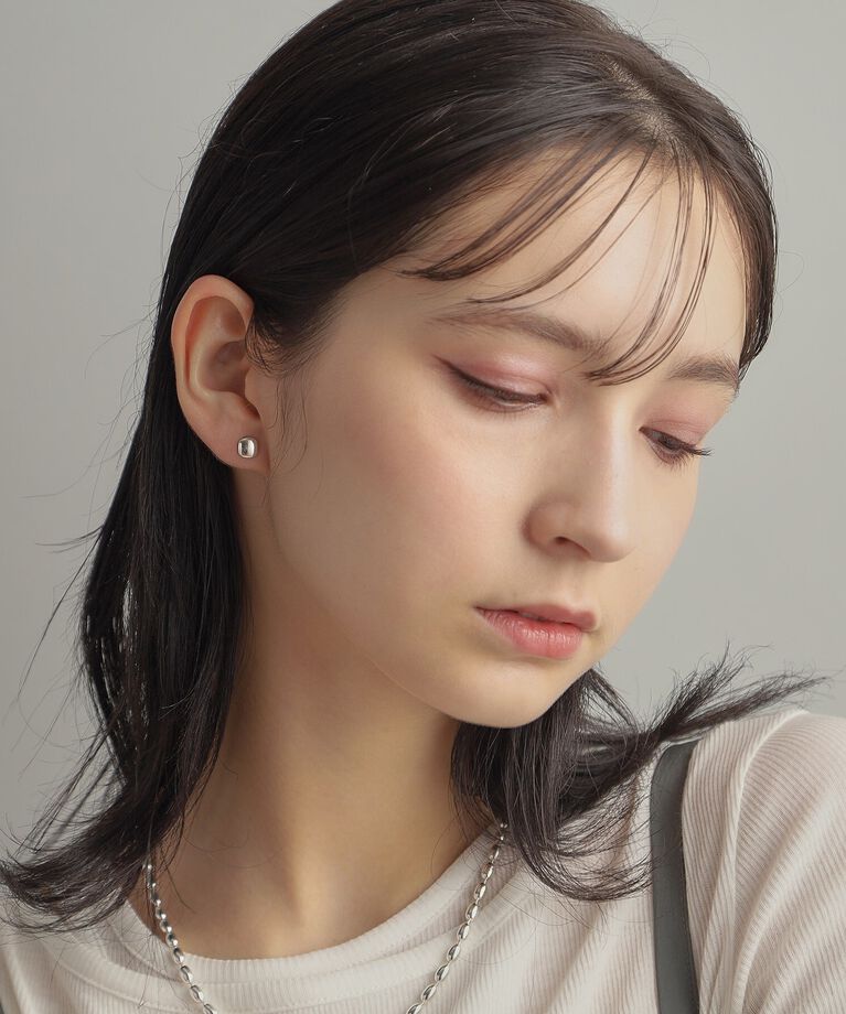 COCOSHNIK ONKITSCH「シルバー クッションシェイプ スタッドピアス」|ピアス|