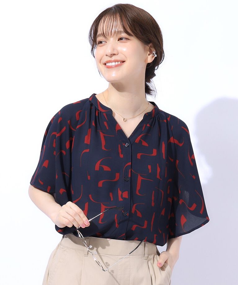 SHOO･LA･RUE「【高レビュー/洗える】シンプルコーデに彩りを プリント前あきブラウス」|シャツ・ブラウス|ネイビー(194)