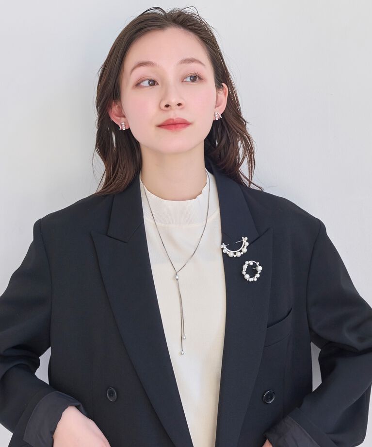 Phoebe「フォーマルパールビジューハーフブローチ　シルバー」|ブローチ・コサージュ|