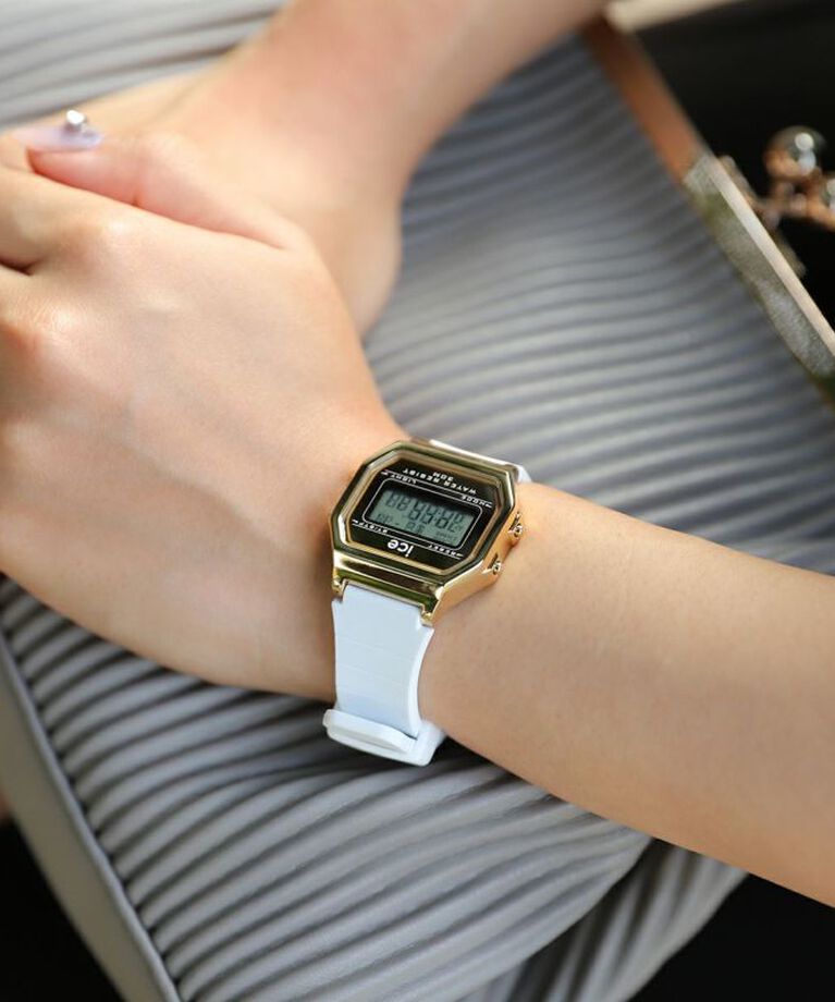 ICE-WATCH「〈ICE-WATCH(ｱｲｽｳｫｯﾁ)〉 ICE digit retro ﾒﾀﾙｺﾞｰﾙﾄﾞﾐﾗｰ ﾎﾜｲﾄ ｽﾓｰﾙ」|腕時計|