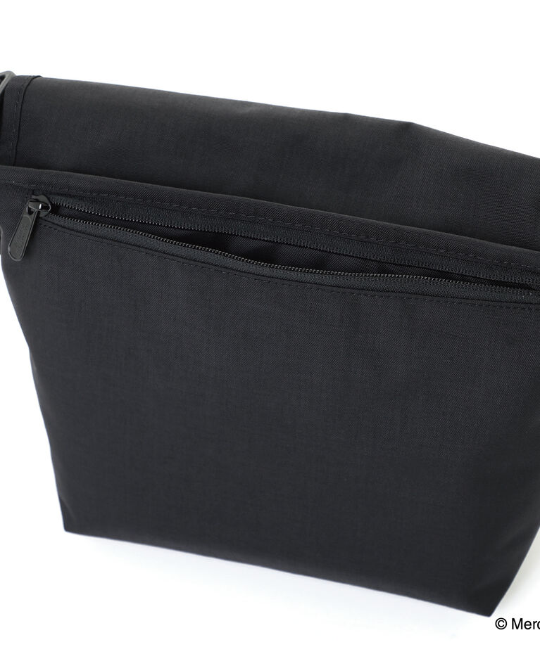 Manhattan Portage「NYLON MESSENGER BAG(SM) BACK POCKET W/ DIVIDER MAGNET 500D CORDURA MIFFY 70TH」|ショルダー・メッセンジャー|