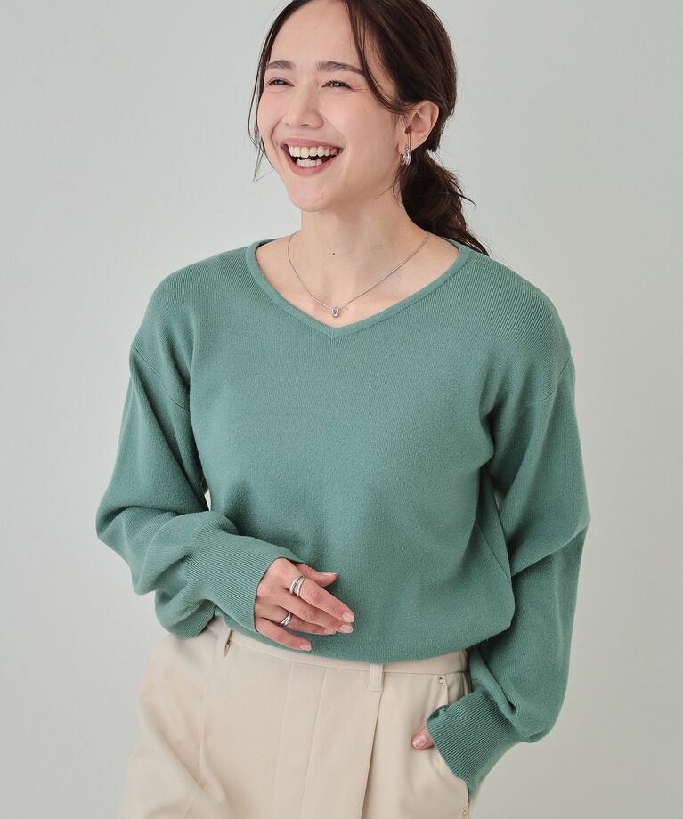 SHOO･LA･RUE「【洗える/高レビュー】きれいめスタイルに 女性らしく好印象 Vネックニット」|ニット・セーター|グリーン(022)