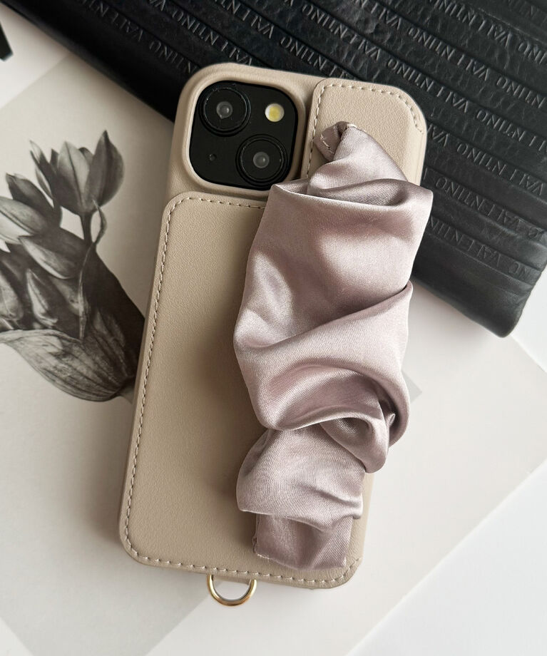 UNiCASE「Classy Scrunchie Case iPhoneケース スマホケース カード収納 ミラー iPhone16シリーズ/15Pro/15/14/13」|モバイルケース|Greige