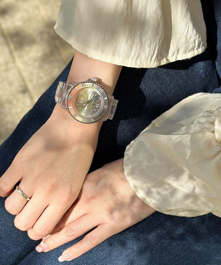 ICE-WATCH「〈ICE-WATCH(ｱｲｽｳｫｯﾁ)〉ICE clear sunset ﾖｶﾞ ﾐﾃﾞｨｱﾑ」|腕時計|SILVER