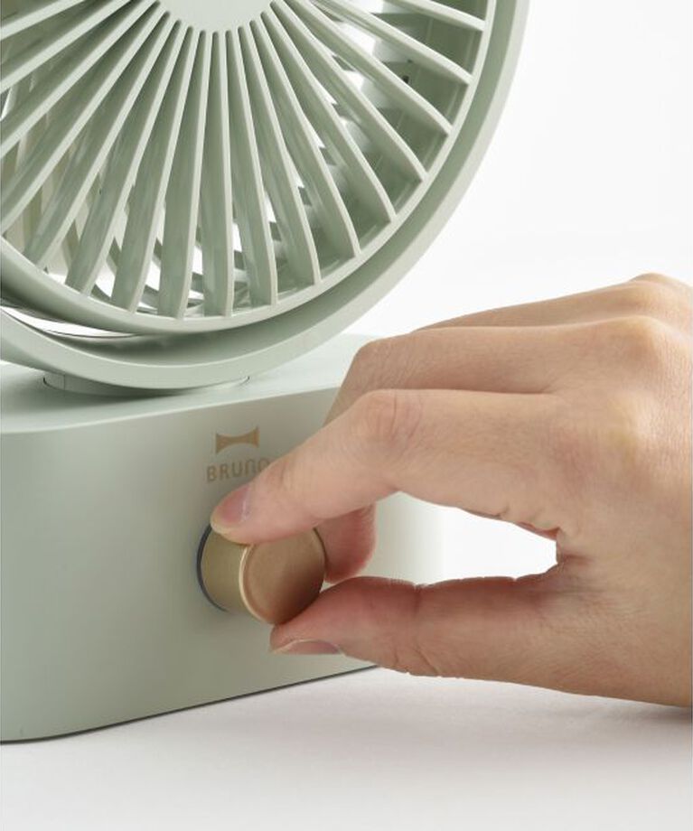 BRUNO「ポータブルスイングデスクファン」|電化製品|