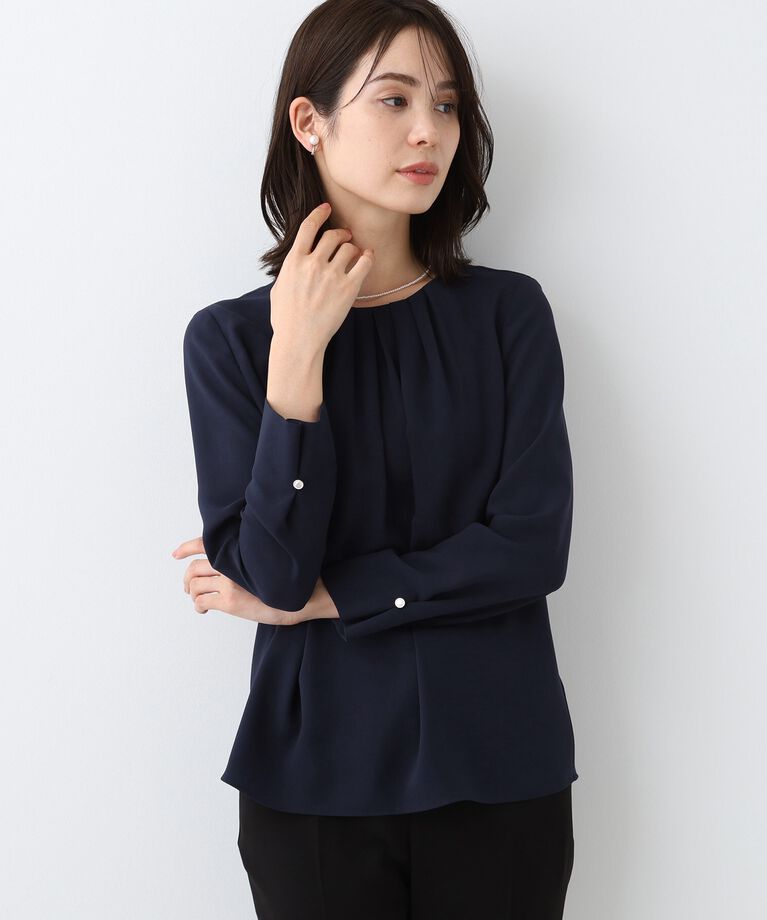 INDIVI「春SALE！【日本製／トリアセテート混】タックデザインブラウス」|シャツ・ブラウス|ネイビー(094)