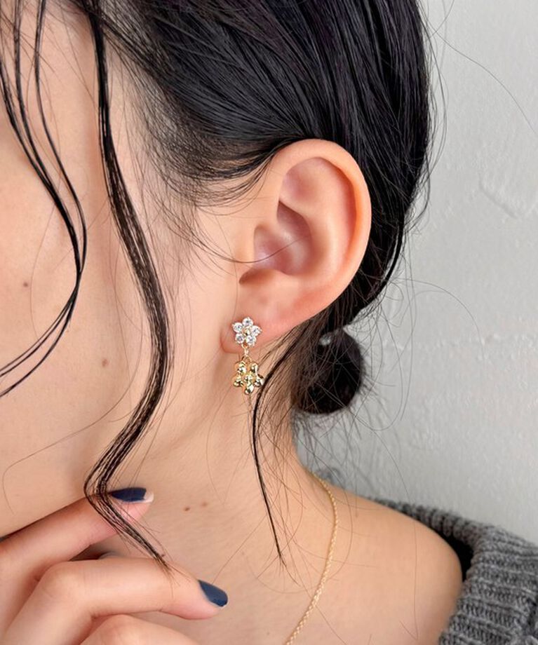 fredy emue「ビジュー＆メタルフラワーピアス」|ピアス|ゴールド