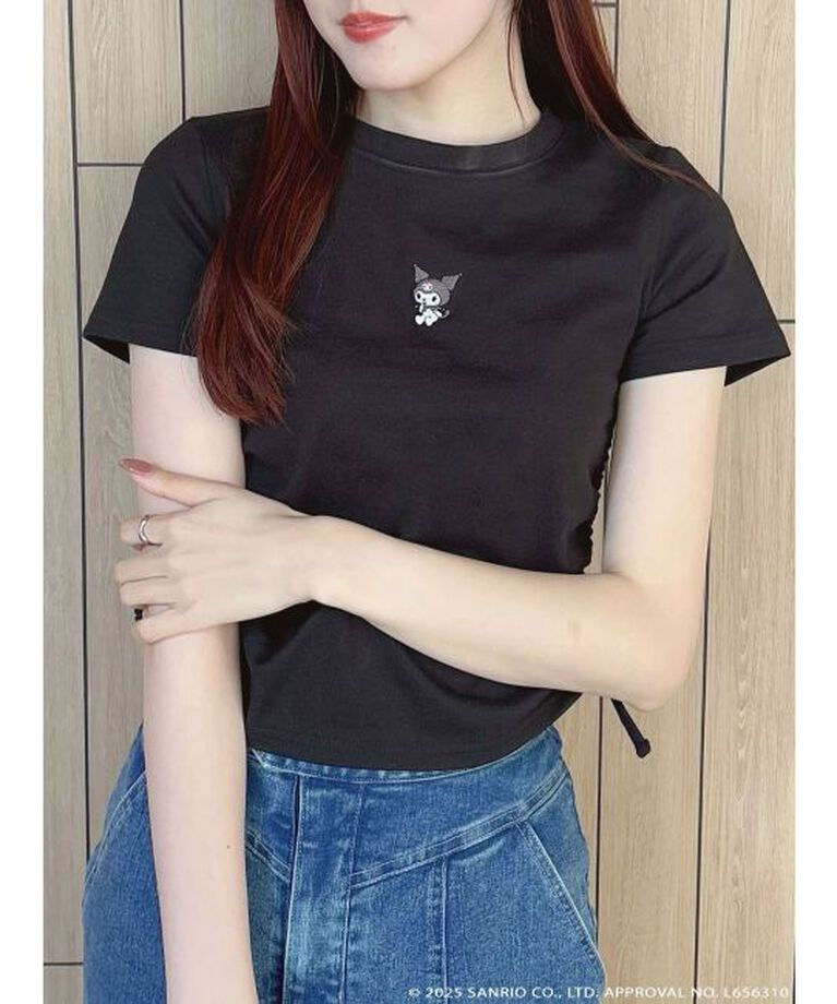 MERCURYDUO「【メロクロコラボ】クロミワンポイント刺繍クロップドTシャツ」|Tシャツ・カットソー|
