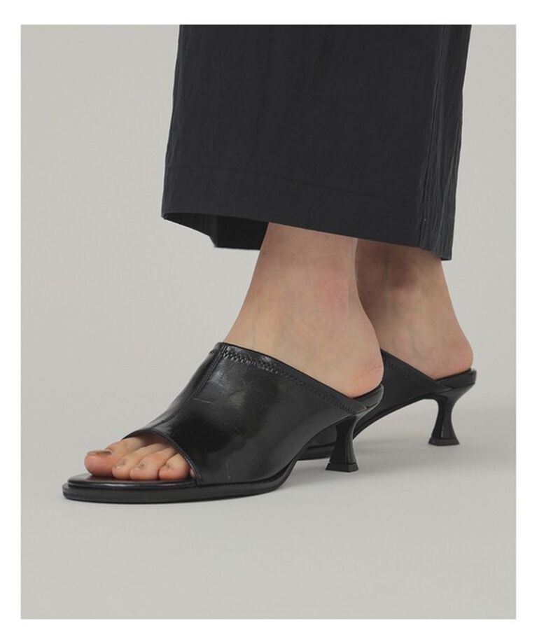 Ray BEAMS 「【別注】LE VERNIS / ストレッチ ミュール」|サンダル|BLACK