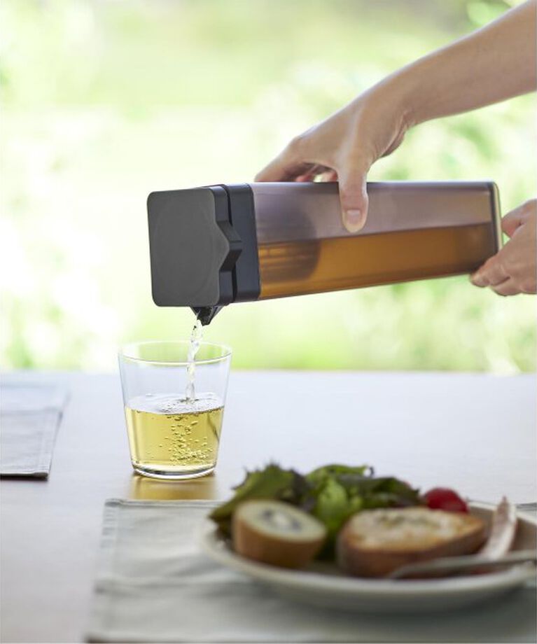 journal standard Furniture「《WEB限定予約》【tower/タワー】倒して置ける冷水筒 ティーバッグ入れ付き」|食器・キッチングッズ|
