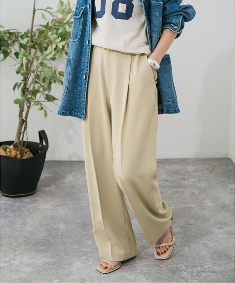 Spick and Span「ストレッチタックストレートパンツ」|スラックス|ベージュ