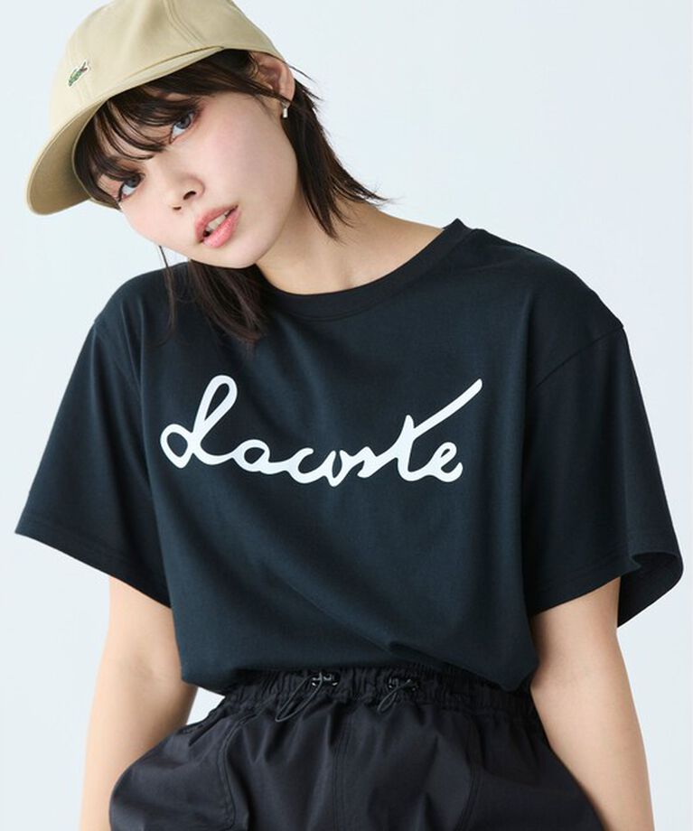 LACOSTE「【オンライン限定】LACOSTE スクリプトネームロゴ  ルーズシルエットハーフスリーブTシャツ」|Tシャツ・カットソー|ブラック